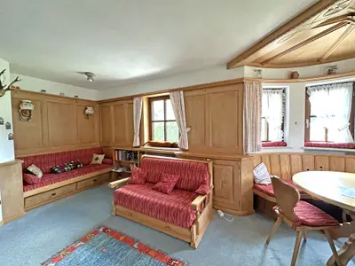 Wohnraum mit großem Esstisch