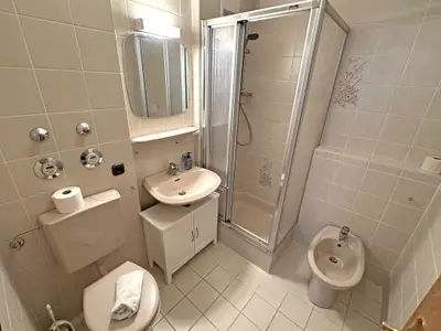 Badezimmer Dusche, Bidet und WC