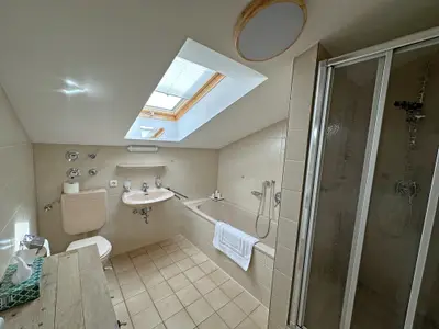 Badezimmer mit WC, Dusche und Badewanne