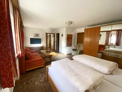 Schlafzimmer mit Doppelbett und Schlafcouch