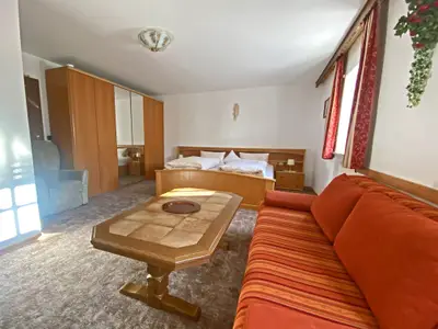 Schlafzimmer mit Doppelbett und Schlafcouch