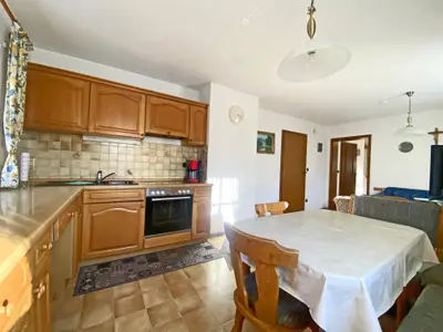 Wohnraum mit offener Küche