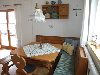 Wohnraum mit großem Esstisch