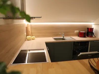 Loftwohnraum mit Küche und Doppelbett