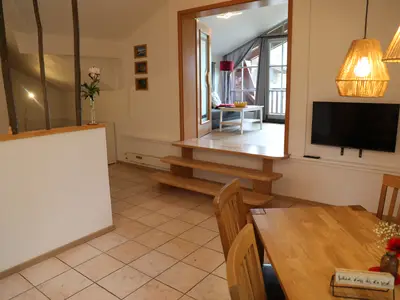 Loftwohnraum mit Küche und Doppelbett