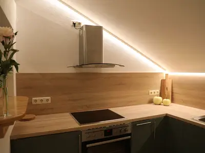 Loftwohnraum mit Küche und Doppelbett