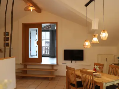 Loftwohnraum mit Küche und Doppelbett