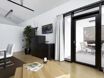 Blick vom Wohnraum auf den Balkon