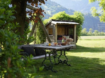 Garten mit Sitz- und Liegemöglichkeiten