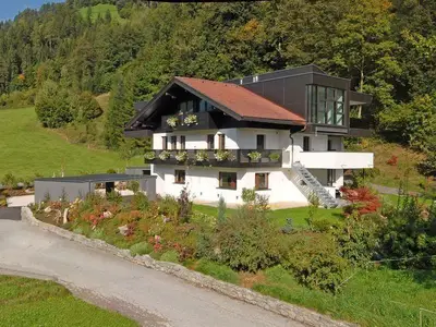 das Haus mit den Ferienwohnungen im Sommer