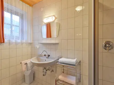 Badezimmer mit Fenster