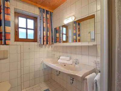 Badezimmer mit Doppelwaschbecken