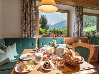 Gedeckter Frühstückstisch
