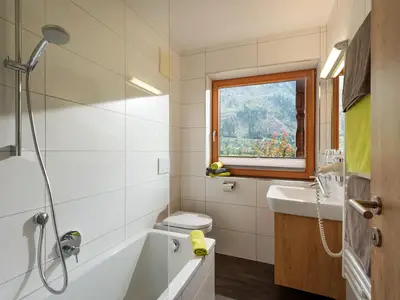 Badezimmer mit Badewanne