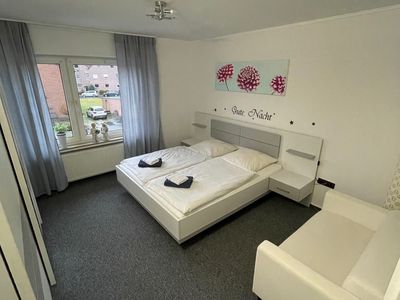 Schlafzimmer Nr. 1 mit gemütlichem Doppelbett , Sitzgelegenheit und Spiegelschrank