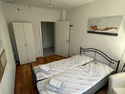 Schlafzimmer Nr. 2 mit Doppelbett und Schrank