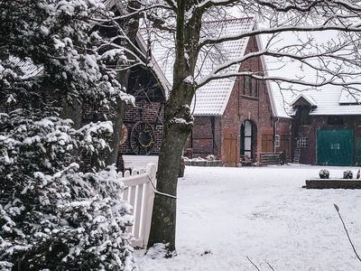 verschneite Hofansicht des Ferienhofes