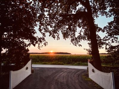 harmonischer Sonnenuntergang vor dem Ferienhof