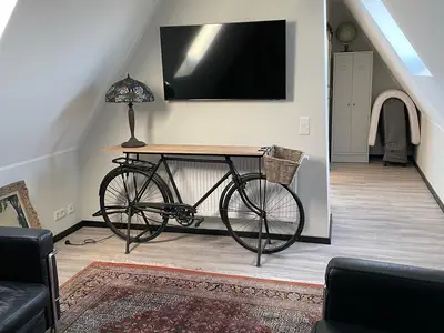 moderner Wohnraum mit Flachbildfernseher