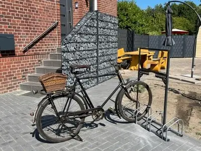 Eingang des Hauses mit Sitzgruppe im Hintergrund