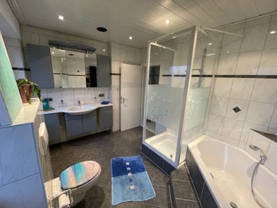 großes und helles Badezimmer mit Dusche und Badewanne