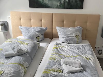 Schlafzimmer mit zwei zusammenschiebbaren Boxspringbetten