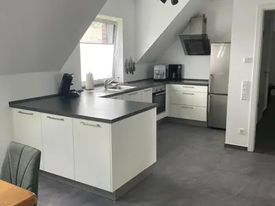 Designerküche mit kompletter Ausstattung und großem, kippbarem Fenster