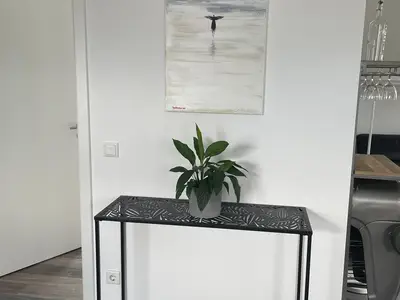 Stehregal als Dekoration im Eingangsbereich neben der Küche