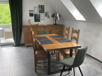 Schöner Gesindetisch mit 6 Stühlen im Essbereich zwischen Wohnbereich und Küche