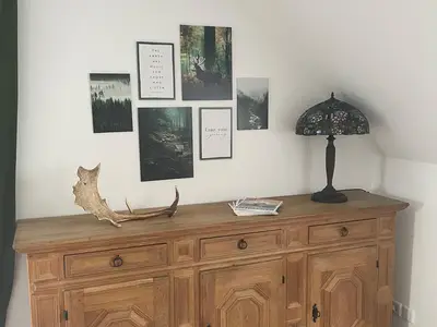 Moderne Holzkommode im Essbereich