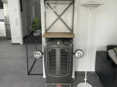 Kreativ gestaltete Weinglas-Schienen im Wohnbereich