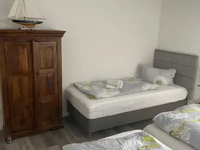 Kuscheliges Schlafzimmer mit drei Einzelbetten