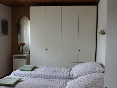 Schlafzimmer mit geräumigem Kleiderschrank sowie Fernseher