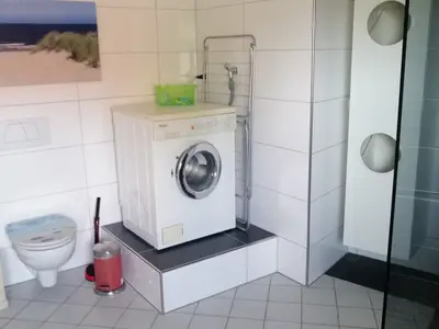 Toilette im Bad mit eigener Waschmaschine