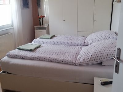 Doppelzimmer mit Wandschrank, Spiegel und Fernseher