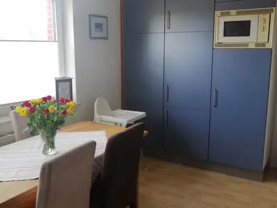 Schrank mit Mikrowelle und viel Stauraum in der Küche