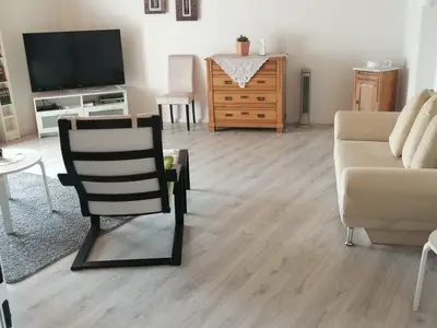 Schlafsofa im gemütlichen und modernen Wohnzimmer