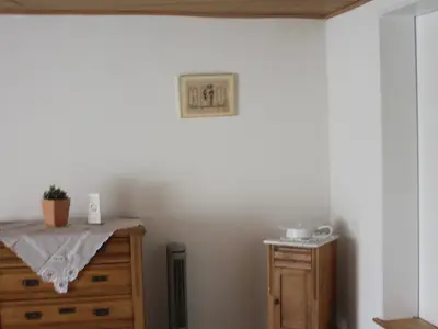 Holzkommode im liebevoll dekorierten Wohnzimmer