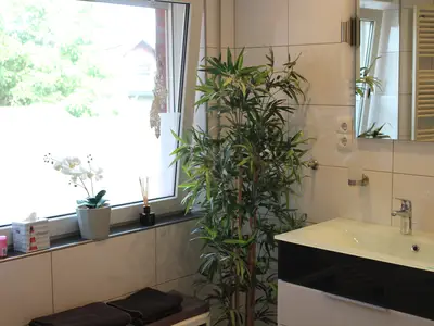 Helles Badezimmer mit Spiegel und zwei getrennten Waschbecken