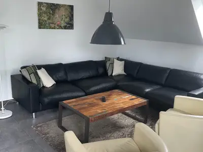Geräumiger Wohnbereich der Ferienwohnung Athena mit Zugang zum Balkon