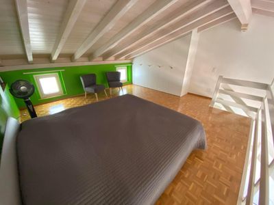 Obergeschoss mit Bett und Einbauschrank