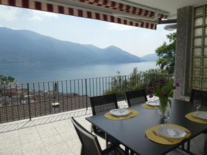 Wunderschöne Panoramasicht vom Balkon auf Ascona, See und Berge