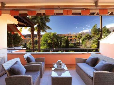 Elegante Balkonterrasse im Grünen mit Blick auf die Gärten der 5-Sterne-Residenz Hotel Giardino.