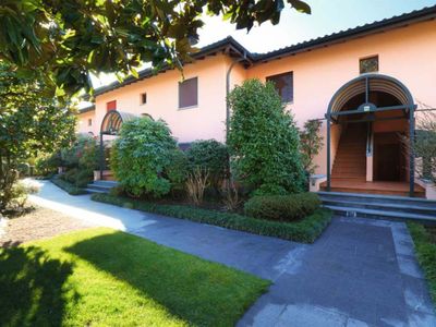 Der Eingang zu unserem Gebäude, das an das Hotel Giardino Ascona angrenzt. 