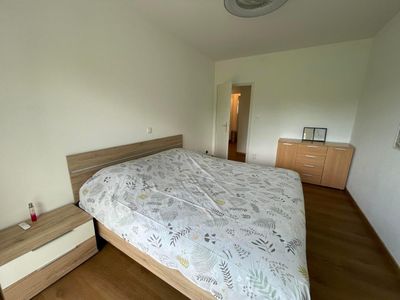 1. Schlafzimmer mit einem Doppelbett 