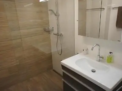 Badezimmer mit Dusche