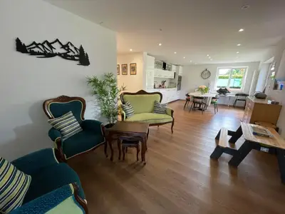 Wohnzimmer mit Esstisch, Sitzecke, TV und WLAN. 