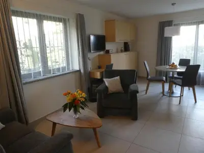 Wohnzimmer mit Sitzecke und Esstisch