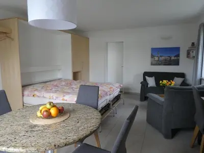 Wohnzimmer, zwei Betten aufgeklappt