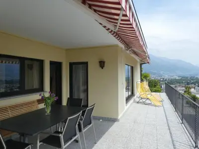 Balkon mit gedecktem Sitzplatz